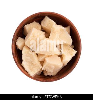 pezzi di parmigiano in una ciotola di legno isolata su fondo bianco, cibo italiano, vista dall'alto Foto Stock