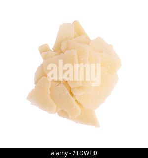 pezzi di delizioso parmigiano isolato su fondo bianco, elemento di design della confezione, cibo italiano Foto Stock