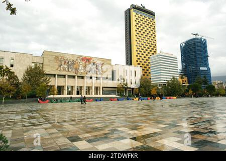 Tirana, Albania - 29 novembre 2023: Una foto cattura il Museo di storia Nazionale di Tirana in un giorno di pioggia, con l'Intercontinental Hotel visibile Foto Stock