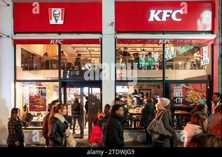 Madrid, Spagna. 19 dicembre 2023. I pedoni camminano davanti alla catena di ristoranti fast food americani, Kentucky Fried Chicken (KFC) e il suo logo a Madrid. (Foto di Xavi Lopez/SOPA Images/Sipa USA) credito: SIPA USA/Alamy Live News Foto Stock