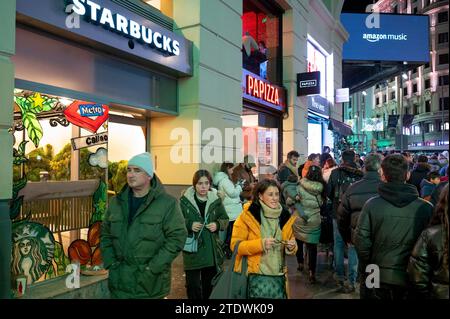 Madrid, Spagna. 19 dicembre 2023. I pedoni camminano davanti alla catena multinazionale americana Starbucks Coffee Store a Madrid. (Foto di Xavi Lopez/SOPA Images/Sipa USA) credito: SIPA USA/Alamy Live News Foto Stock