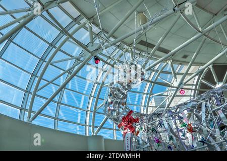 Guarda la gigantesca statua moderna delle renne durante il Natale all'aeroporto internazionale Charlotte Douglas di Charlotte, North Carolina. Foto Stock