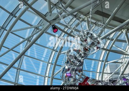 Guarda la gigantesca statua moderna delle renne durante il Natale all'aeroporto internazionale Charlotte Douglas di Charlotte, North Carolina. Foto Stock