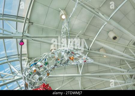 Guarda la gigantesca statua moderna delle renne durante il Natale all'aeroporto internazionale Charlotte Douglas di Charlotte, North Carolina. Foto Stock