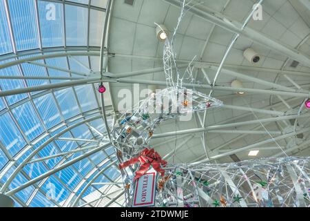 Guarda la gigantesca statua moderna delle renne durante il Natale all'aeroporto internazionale Charlotte Douglas di Charlotte, North Carolina. Foto Stock