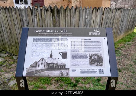 Cartello informativo per Gemeinhaus, luogo di incontro e culto, presso l'insediamento moravo nello storico Bethabara Park; Winston Salem, North Carolina. Foto Stock