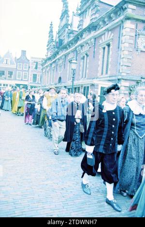 Cerimonia di matrimonio in stile Frans Hals (XVII secolo) presso il municipio e nella chiesa del Bavo, Haarlem, Grote Markt, Paesi Bassi, 02-10-1998, Whizgle News dal passato, su misura per il futuro. Esplora le narrazioni storiche, l'immagine dell'agenzia olandese olandese con una prospettiva moderna, colmando il divario tra gli eventi di ieri e quelli di domani. Un viaggio senza tempo che delinea le storie che plasmano il nostro futuro Foto Stock