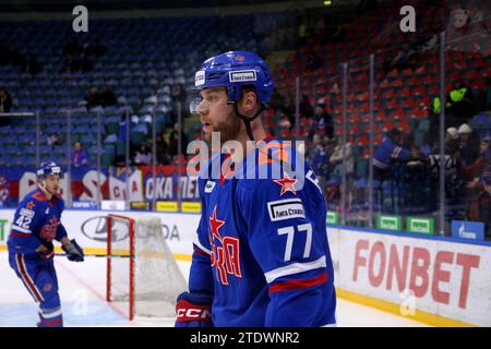 San Pietroburgo, Russia. 19 dicembre 2023. Stepan Falkovsky (77), giocatore DELLO SKA Hockey Club, visto in azione durante la Kontinental Hockey League, stagione regolare KHL 2023 - 2024 tra SKA San Pietroburgo e Sochi al Ice Sports Palace. Punteggio finale; SKA San Pietroburgo 7:2 Sochi. Credito: SOPA Images Limited/Alamy Live News Foto Stock