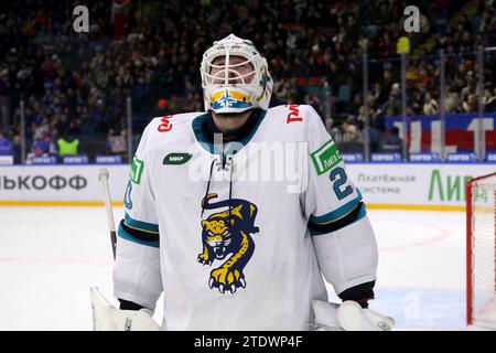 San Pietroburgo, Russia. 19 dicembre 2023. Giocatore del Sochi Hockey Club, Maxim Tretyak (20) visto in azione durante la Kontinental Hockey League, stagione regolare KHL 2023 - 2024 tra SKA San Pietroburgo e Sochi al Ice Sports Palace. Punteggio finale; SKA San Pietroburgo 7:2 Sochi. Credito: SOPA Images Limited/Alamy Live News Foto Stock