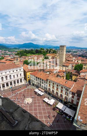 Bergamo: Vista dalla torre torre civica (Campanone) a piazza Vecchia, Palazzo nuovo (Biblioteca Civica Angelo mai, Biblioteca Angelo Maj) e torre Foto Stock