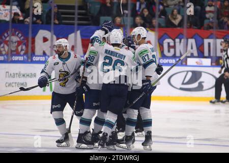 San Pietroburgo, Russia. 19 dicembre 2023. I giocatori del Sochi Hockey Club visti in azione durante la Kontinental Hockey League, stagione regolare KHL 2023 - 2024 tra SKA San Pietroburgo e Sochi all'Ice Sports Palace. Punteggio finale; SKA San Pietroburgo 7:2 Sochi. (Foto di Maksim Konstantinov/SOPA Images/Sipa USA) credito: SIPA USA/Alamy Live News Foto Stock