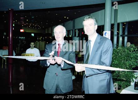 Riunione di Canso (Civil Air Navigation Services Organisation) con Geert Dales, Schiphol, 14-01-2003, Whizgle News from the Past, su misura per il futuro. Esplora le narrazioni storiche, l'immagine dell'agenzia olandese olandese con una prospettiva moderna, colmando il divario tra gli eventi di ieri e quelli di domani. Un viaggio senza tempo che delinea le storie che plasmano il nostro futuro Foto Stock