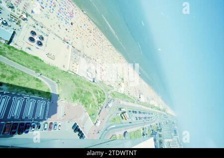 Panoramica della spiaggia di Zandvoort, Zandvoort, 06-08-2003, Whizgle News from the Past, su misura per il futuro. Esplora le narrazioni storiche, l'immagine dell'agenzia olandese olandese con una prospettiva moderna, colmando il divario tra gli eventi di ieri e quelli di domani. Un viaggio senza tempo che delinea le storie che plasmano il nostro futuro Foto Stock