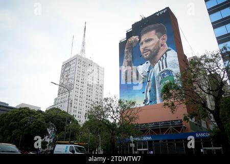 Buenos Aires, Argentina. 19 dicembre 2023. Un murale di Lionel messi è visibile nel primo anniversario dell'ottenimento del trofeo campione del mondo Qatar 2022. Un gigantesco murale di messi su Avenida 9 de Julio. Il murale è un omaggio al campione del mondo Lionel messi per aver ottenuto il trofeo campione del mondo nella Coppa del mondo 2022 in Qatar, realizzato dal muralista Martín Ron, si trova nel centro della città di Buenos Aires. (Foto di Roberto Tuero/SOPA Images/Sipa USA) credito: SIPA USA/Alamy Live News Foto Stock