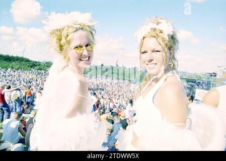 Dance Valley Goers, 03-08-2001, Whizgle News from the Past, su misura per il futuro. Esplora le narrazioni storiche, l'immagine dell'agenzia olandese olandese con una prospettiva moderna, colmando il divario tra gli eventi di ieri e quelli di domani. Un viaggio senza tempo che delinea le storie che plasmano il nostro futuro Foto Stock