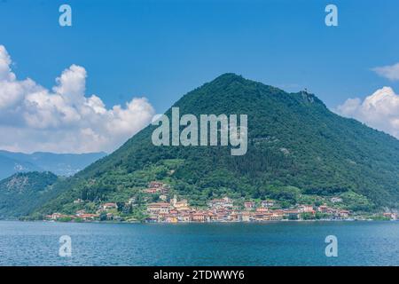 Monte Isola: Lago d'Iseo, isola Monte Isola, borgo Peschiera Maraglio, chiesa Santuario della Ceriola in cima a Brescia, Lombardia, Lom Foto Stock