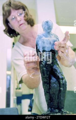 Masterclass Bronze casting, Bennebroek, Hoofddorp, Paesi Bassi, 09-02-1999, Whizgle News dal passato, su misura per il futuro. Esplora le narrazioni storiche, l'immagine dell'agenzia olandese olandese con una prospettiva moderna, colmando il divario tra gli eventi di ieri e quelli di domani. Un viaggio senza tempo che delinea le storie che plasmano il nostro futuro Foto Stock