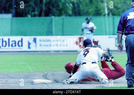 Baseball, Paesi Bassi - Cuba, 29-06-2001, Whizgle News from the Past, su misura per il futuro. Esplora le narrazioni storiche, l'immagine dell'agenzia olandese olandese con una prospettiva moderna, colmando il divario tra gli eventi di ieri e quelli di domani. Un viaggio senza tempo che delinea le storie che plasmano il nostro futuro Foto Stock