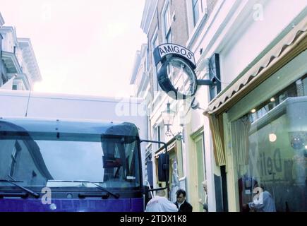 Truck si schianta contro l'orologio di Haarlem, Haarlem, Paesi Bassi, 03-12-2001, Whizgle News from the Past, su misura per il futuro. Esplora le narrazioni storiche, l'immagine dell'agenzia olandese olandese con una prospettiva moderna, colmando il divario tra gli eventi di ieri e quelli di domani. Un viaggio senza tempo che delinea le storie che plasmano il nostro futuro Foto Stock