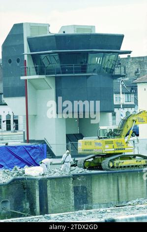 Amianto a Zuidersluis, IJmuiden, IJmuiden, Paesi Bassi, 26-07-1999, Whizgle News dal passato, su misura per il futuro. Esplora le narrazioni storiche, l'immagine dell'agenzia olandese olandese con una prospettiva moderna, colmando il divario tra gli eventi di ieri e quelli di domani. Un viaggio senza tempo che delinea le storie che plasmano il nostro futuro Foto Stock