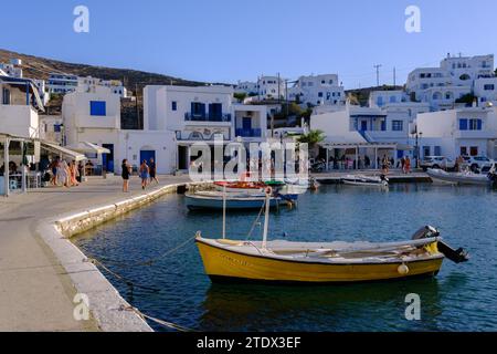 Panorama, Tinos, GR - 6 agosto 2023: Peschereccio nel porto di Panormos Foto Stock