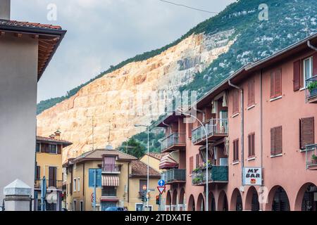 Rezzato: Cava di marmo Cava Ventura, appartenente alla zona del bacino del marmo Botticino, scavo del marmo, azienda Cave Ventura, comune di Brescia, Lombar Foto Stock