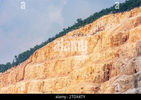 Rezzato: Cava di marmo Cava Ventura, appartenente alla zona del bacino del marmo Botticino, scavo del marmo, azienda Cave Ventura a Brescia, Lombardia, L Foto Stock