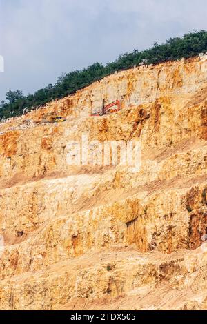 Rezzato: Cava di marmo Cava Ventura, appartenente alla zona del bacino del marmo Botticino, scavo del marmo, azienda Cave Ventura a Brescia, Lombardia, L Foto Stock