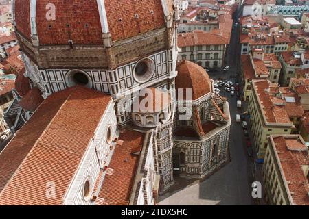 Foto sgranata della Cattedrale di Santa Maria del Fiore e dei vecchi edifici nel centro storico di Firenze. Scatto gennaio 1994. Foto Stock