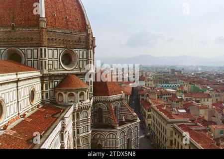 Foto sgranata della Cattedrale di Santa Maria del Fiore e dei vecchi tetti nel centro storico di Firenze. Scatto gennaio 1994. Foto Stock