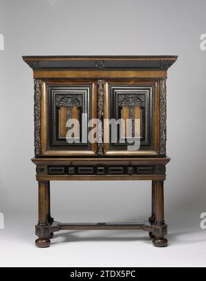 Gabinetto da collezione, anonimo, c. 1650 - c. 1675 Gabinetto da tavolo, incollato con palissandro ed ebano su un nucleo di quercia. Gli stili sono decorati con festoni. Entrambe le porte hanno cuscini sagomati a forma di ojief. Sul retro c'è un guscio di angeli, angeli che soffiano in aria e angeli che fanno saltare in aria le festine. Sul cornicione al centro un cartiglio e agli angoli un cartiglio con figure angeliche. Il telaio è dotato di due cassetti e gambe a forma di colonne toscane. Boles si girò sotto le gambe. Legno olandese (materiale vegetale). quercia (legno). rosewood (legno). Armadio da tavolo ebony (legno), incollato con palissandro ed ebony Foto Stock