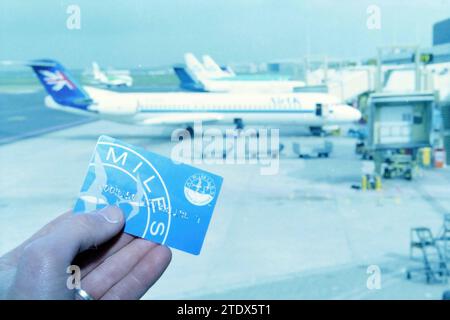 Airmiles card, Schiphol, Schiphol, 08-04-1998, Whizgle News from the Past, su misura per il futuro. Esplora le narrazioni storiche, l'immagine dell'agenzia olandese olandese con una prospettiva moderna, colmando il divario tra gli eventi di ieri e quelli di domani. Un viaggio senza tempo che delinea le storie che plasmano il nostro futuro. Foto Stock