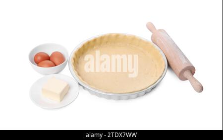 Padella per quiche con impasto fresco, matita e ingredienti isolati su bianco Foto Stock