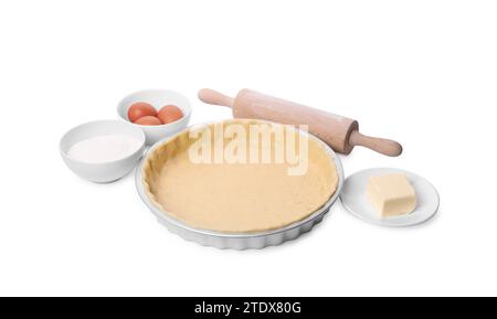 Padella per quiche con impasto fresco, matita e ingredienti isolati su bianco Foto Stock