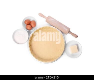 Padella per quiche con impasto fresco, matterello e ingredienti isolati su bianco, vista dall'alto Foto Stock