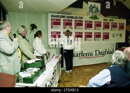 Haarlems Dagblad Football Cup Draw, 28-02-1999, Whizgle News from the Past, su misura per il futuro. Esplora le narrazioni storiche, l'immagine dell'agenzia olandese olandese con una prospettiva moderna, colmando il divario tra gli eventi di ieri e quelli di domani. Un viaggio senza tempo che delinea le storie che plasmano il nostro futuro. Foto Stock