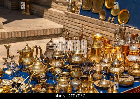 28 GIUGNO 2023, BUKHARA, UZBEKISTAN: Teiere e coppe di rame nel centro storico di Bukhara, Uzbekistan Foto Stock