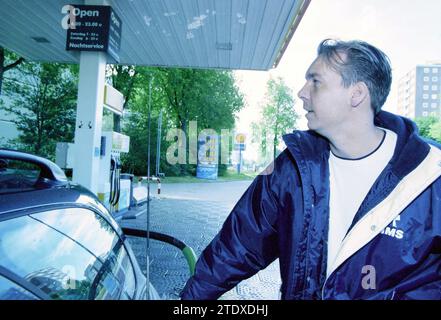 Gasoline Price, Haarlem, Paesi Bassi, 26-05-2000, Whizgle News from the Past, su misura per il futuro. Esplora le narrazioni storiche, l'immagine dell'agenzia olandese olandese con una prospettiva moderna, colmando il divario tra gli eventi di ieri e quelli di domani. Un viaggio senza tempo che delinea le storie che plasmano il nostro futuro. Foto Stock