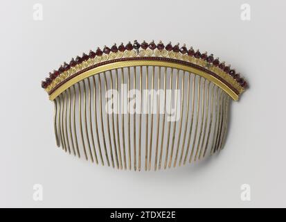 Pettine o diadema, anonimo, c. 1820 - c. 1830 pettine di rame dorato con una decorazione l'una dell'altra volute leganti sopra le quali vino rosso, granate sfaccettate. Modello: Il pettine ha 35 denti dritti. Il telaio è leggermente piegato ed è costituito da un bordo squamoso al di sopra del quale una stretta fila di piccole perle rosse di vino intarsiate in rame dorato. L'uno sopra l'altro, volute l'una dell'altra, che sono assegnate da 33 facet Grenates. Paesi Bassi interi: Rame (metallo). Decorazione: Granato (minerale). Perle: Vetro. Forgiatura/segatura/macinazione/lucidatura a foglia d'oro pettine per capelli in rame dorato decorato l'uno con l'altro Foto Stock