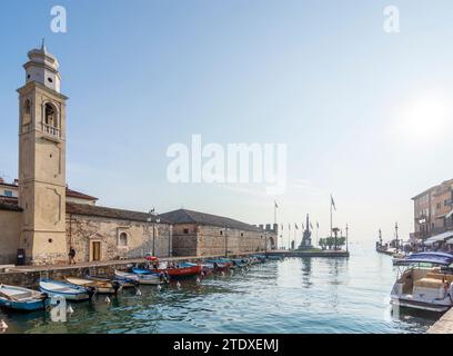 Lazise: Lago di Garda, porto vecchio, chiesa di San Nicolo, Dogana veneta a Verona, Veneto, Italia Foto Stock