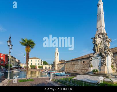 Lazise: Lago di Garda, porto, chiesa di San Nicolo, Dogana veneta, monumento di guerra a Verona, Veneto, Italia Foto Stock