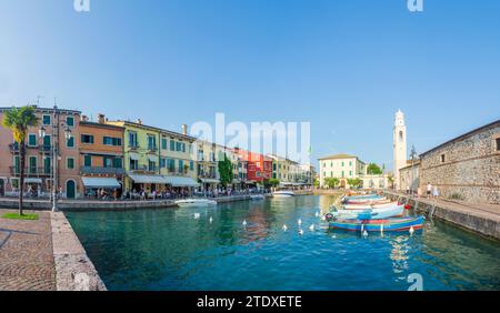 Lazise: Lago di Garda, porto vecchio, chiesa di San Nicolo, Dogana veneta a Verona, Veneto, Italia Foto Stock