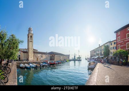 Lazise: Lago di Garda, porto vecchio, chiesa di San Nicolo, Dogana veneta a Verona, Veneto, Italia Foto Stock