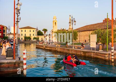 Lazise: Lago di Garda, porto vecchio, chiesa di San Nicolo, Dogana veneta, barca a Verona, Veneto, Italia Foto Stock