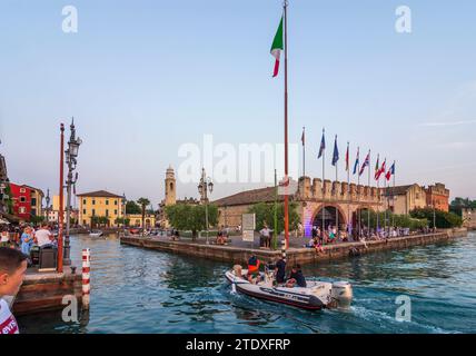 Lazise: Lago di Garda, porto vecchio, chiesa di San Nicolo, Dogana veneta, barca a Verona, Veneto, Italia Foto Stock
