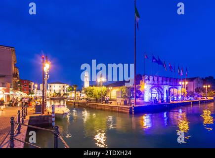Lazise: Lago di Garda, porto vecchio, chiesa di San Nicolo, Dogana Veneta a Verona, Veneto, Italia Foto Stock