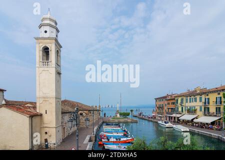 Lazise: Lago di Garda, porto vecchio, chiesa di San Nicolo, barche a Verona, Veneto, Italia Foto Stock