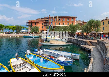 Torri del Benaco: porto di Torri del Benaco con l'edificio dove si incontrava il Consiglio della Gardesana dell'acqua. A Verona, Veneto, Italia Foto Stock