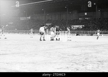 AJAX - Benfica, Football Ajax, 12-02-1969, Whizgle News from the Past, su misura per il futuro. Esplora le narrazioni storiche, l'immagine dell'agenzia olandese olandese con una prospettiva moderna, colmando il divario tra gli eventi di ieri e quelli di domani. Un viaggio senza tempo che delinea le storie che plasmano il nostro futuro. Foto Stock
