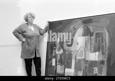 Tre dipendenti del Frans Hals Museum e Verweyhal, Haarlem, Grote Markt, Paesi Bassi, 05-12-1999, Whizgle News dal passato, su misura per il futuro. Esplora le narrazioni storiche, l'immagine dell'agenzia olandese olandese con una prospettiva moderna, colmando il divario tra gli eventi di ieri e quelli di domani. Un viaggio senza tempo che delinea le storie che plasmano il nostro futuro. Foto Stock